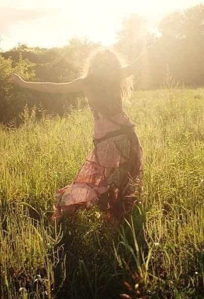 "Aime"-une femme court cheveux aux vents sous le soleil, invitant à la réflexion sur le pouvoir libérateur de l'amour et du partage