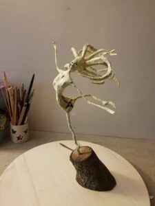 Sculpture danseuse face droite