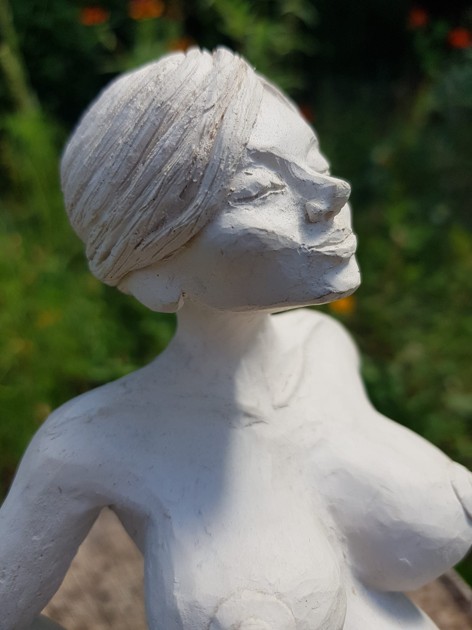 Sculpture femme enceinte visage