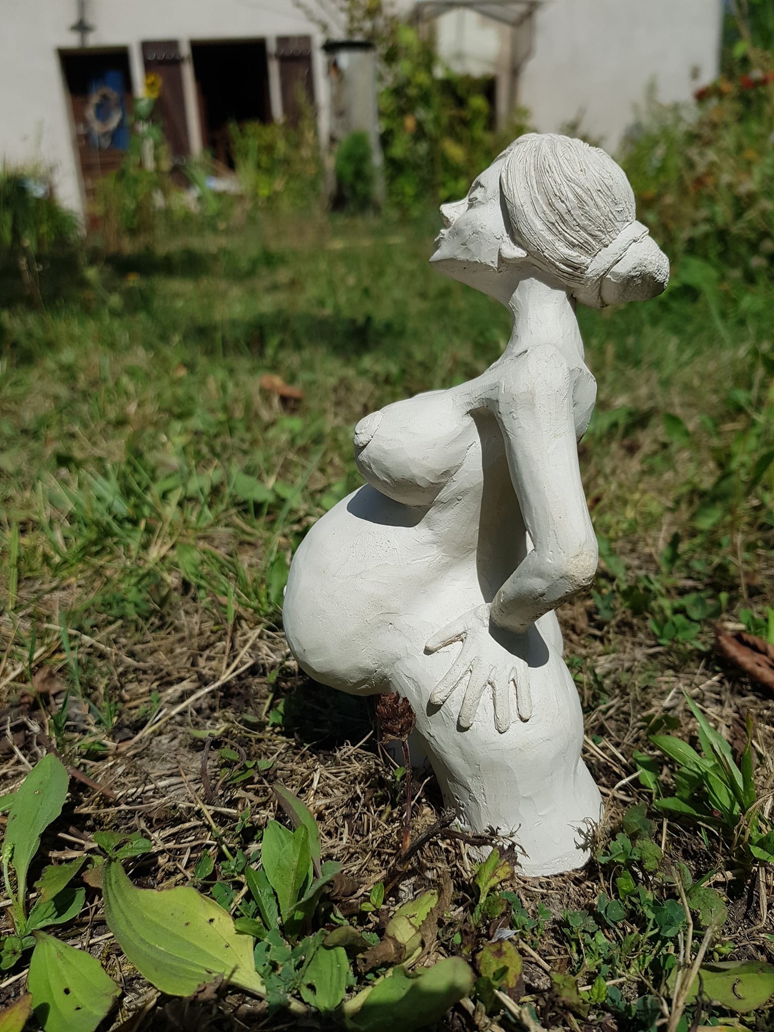 Sculpture femme enceinte côté gauche