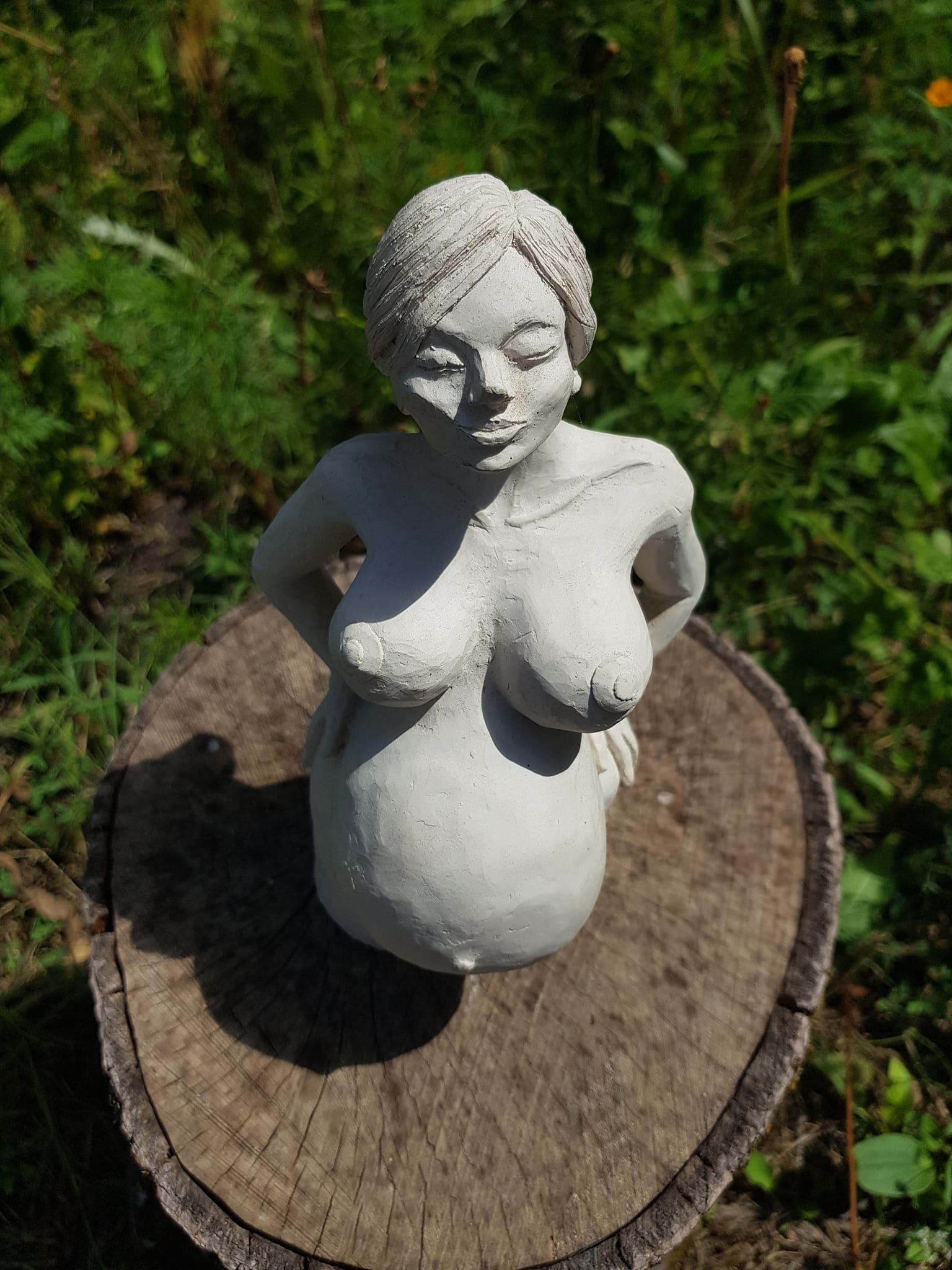 Sculpture femme enceinte vue dessus