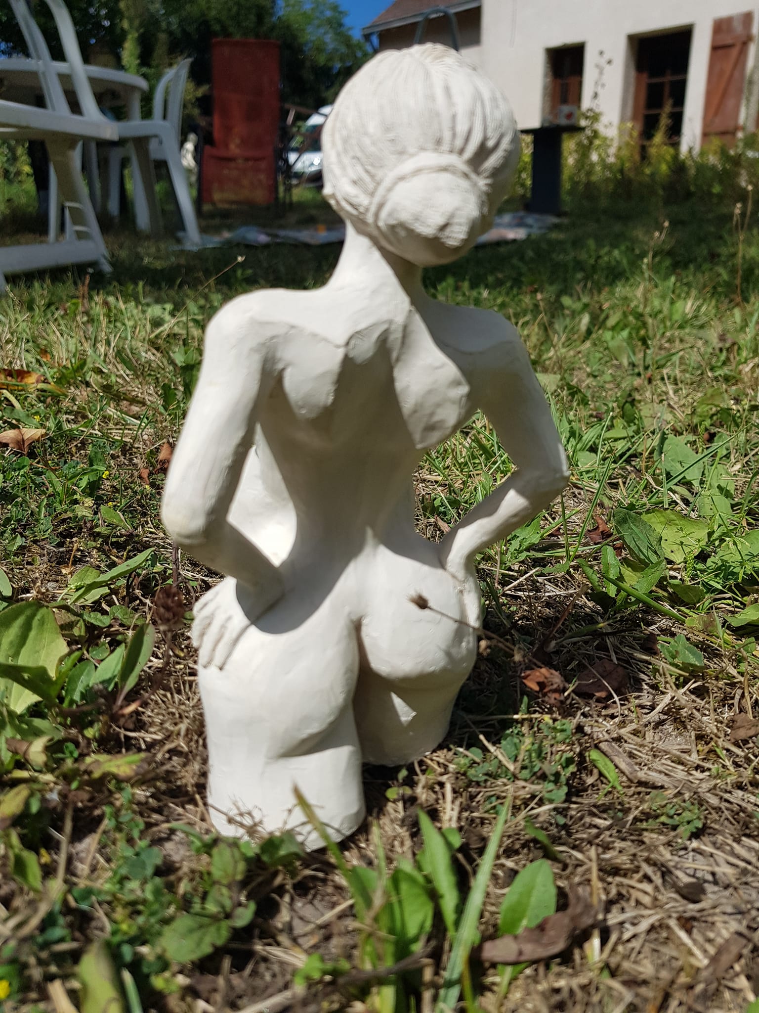 Sculpture femme enceinte arrière gauche
