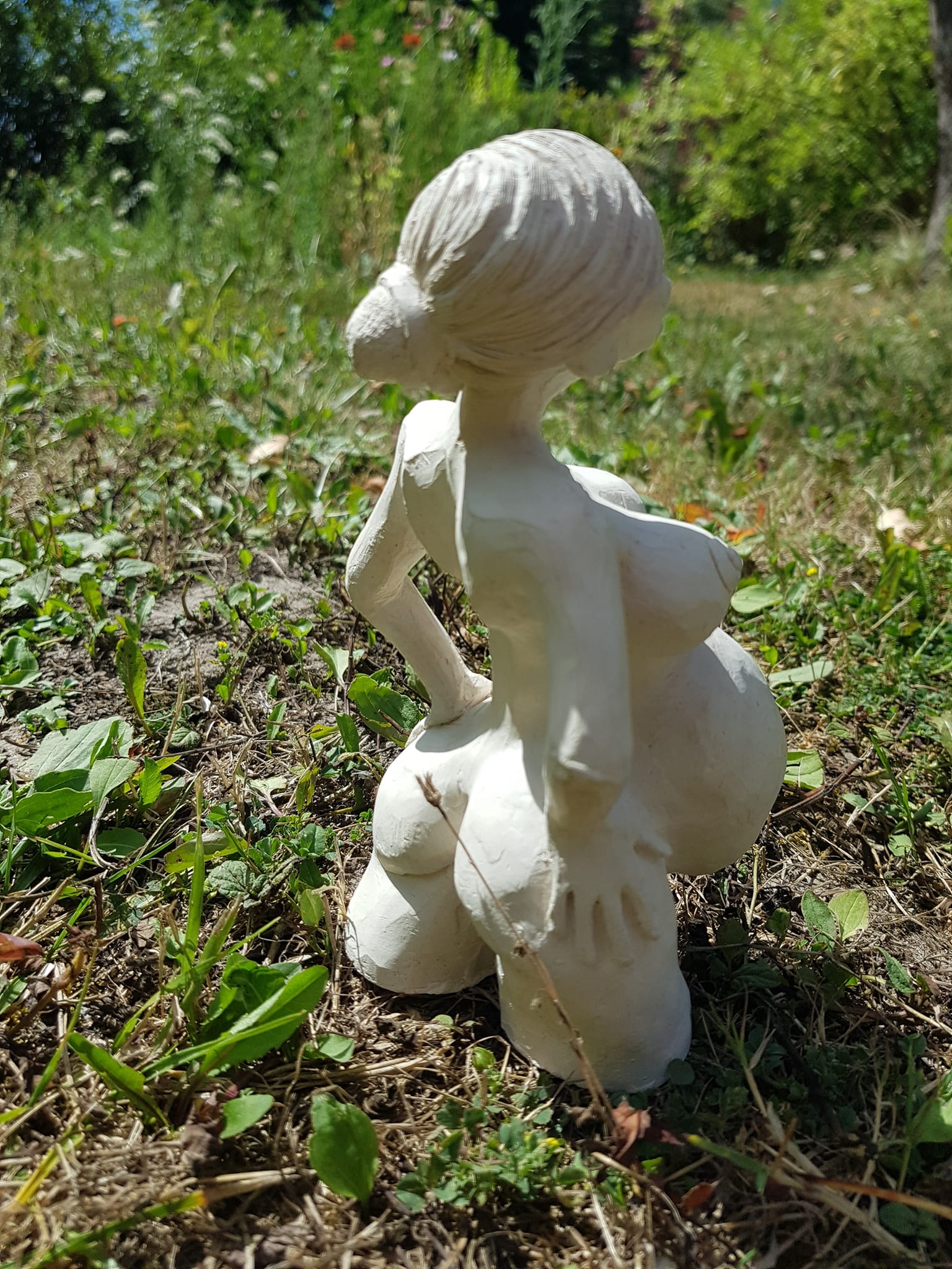 Sculpture femme enceinte arrière droite