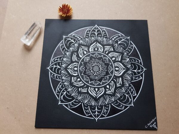 "Léa Powa",Mandala noir et blanc, collection Polarités Visuelles, technique mixte, finition mate et brillante, support carton entoilé