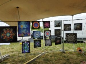 2024-06-20-Retour-Expostion-Ohm-Spirit-return-to-the-source-galerie-exposition-photo - Clémentine Degaine | Rainbow Flow: Art Hybride & Peinture Structurale Visionnaire