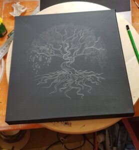 croquis d'arbre sur toile de fond noir- Clémentine Degaine | Rainbow Flow: Art Hybride & Peinture Structurale Visionnaire
