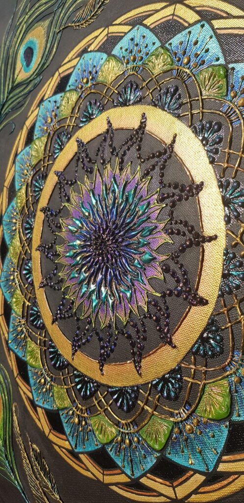 Gros plan sur les textures, les effets caméléon et le relief sculpté de la toile La Ronde de Paon- Clémentine Degaine | Rainbow Flow: Art Hybride & Peinture Structurale Visionnaire