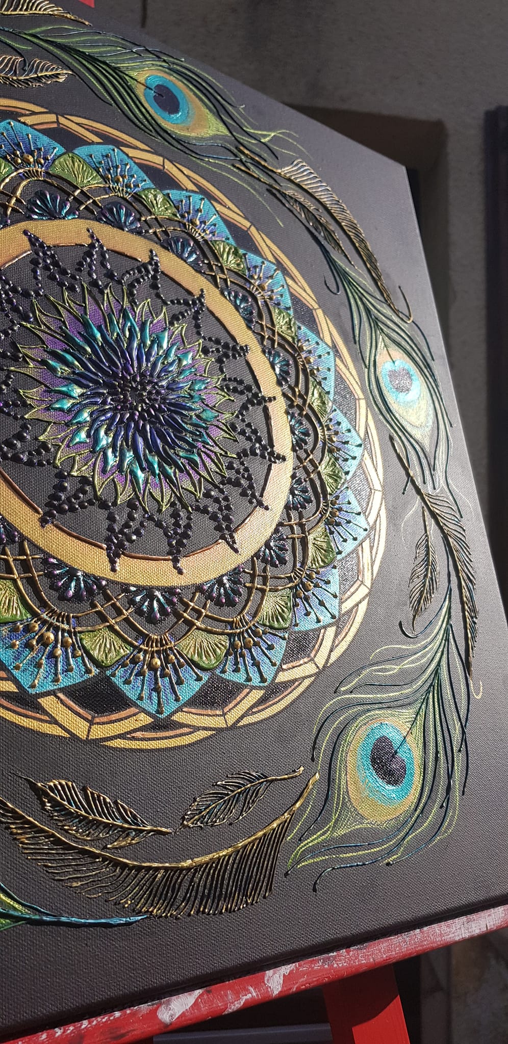 Gros plan sur les textures, les effets caméléon et le relief sculpté de la toile La Ronde de Paon- Clémentine Degaine | Rainbow Flow: Art Hybride & Peinture Structurale Visionnaire