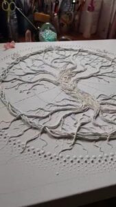 Détails de"dancing Tree", illustrant le travail de mise en relief de la peinture structuraliste, travail en cours- Clémentine Degaine | Rainbow Flow: Art Hybride & Peinture Structurale Visionnaire