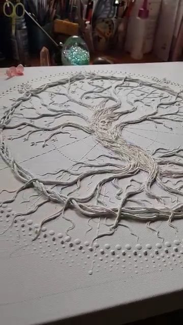 Détails de"dancing Tree", illustrant le travail de mise en relief de la peinture structuraliste, travail en cours- Clémentine Degaine | Rainbow Flow: Art Hybride & Peinture Structurale Visionnaire