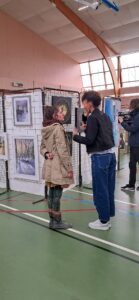 Interview LMTV sarthe- Salon international Peinture et Sculpture - Yvré-Le-Pôlin- Clémentine Degaine | Rainbow Flow: Art Hybride & Peinture Structurale Visionnaire