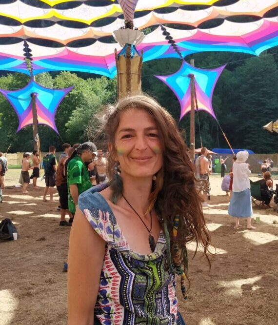 présentation de Clémentine Degaine | Raibow Flow, photo prise sous la canopée du festival du Shankra 2022, en suisse Clémentine Degaine | Rainbow Flow: Art Hybride & Peinture Structurale Visionnaire