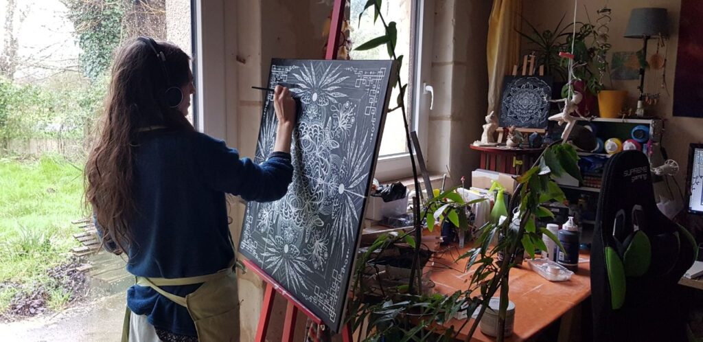 Photo d'atelier - Clémentine Degaine | Rainbow Flow: Art Hybride & Peinture Structurale Visionnaire