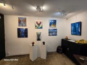 Galerie Thuillier - exposition Prix de la Presse 2025, le Potentiel Du Coeur ( au centre) - Clémentine Degaine | Rainbow Flow: Art Hybride & Peinture Structurale Visionnaire