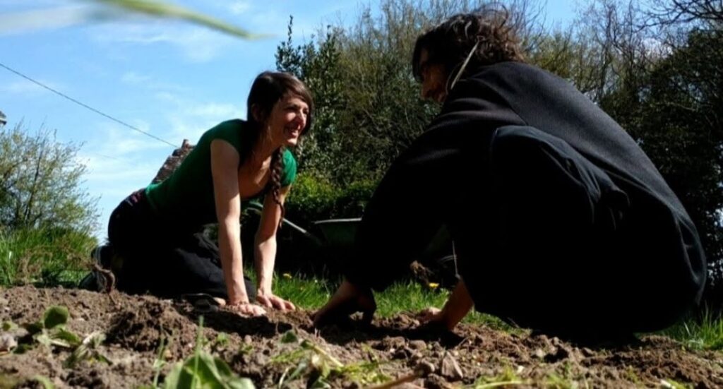 Clémentine Rainbow Flow et Antoine Giraud cultivent un jardin en permaculture, source d'inspiration pour leurs projets artistiques et collectifs.